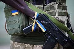 Депортированных из США украинских мужчин по возращении на родину встретили военкомы