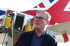 Премьера Британии предупредили о слишком частых поездках за границу