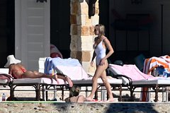 Сидни Суини в откровенном купальнике сняли во время отдыха с 44-летним возлюбленным