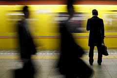 Варламов побывал в японском метро и показал вагон для «обычного советского человека»